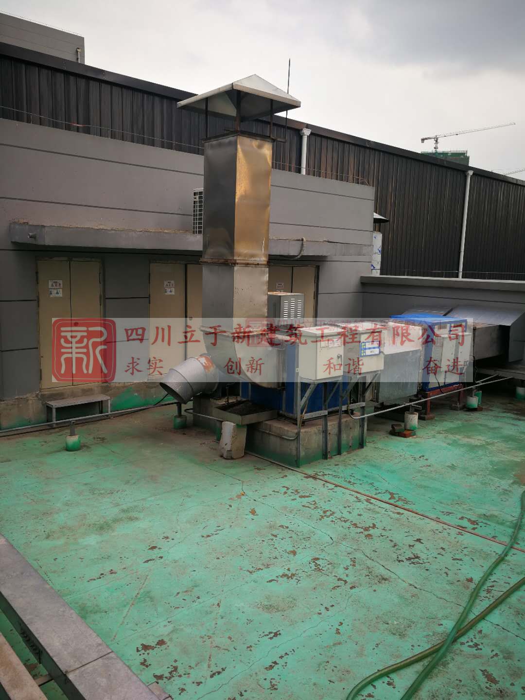 某商业裙楼顶面风机机组降噪项目